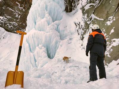 У Вилючинского водопада на туристов упала ледяная глыба