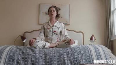 HBO Max опубликовал трейлер карантинной комедии "Взаперти" с Энн Хэтэуэй