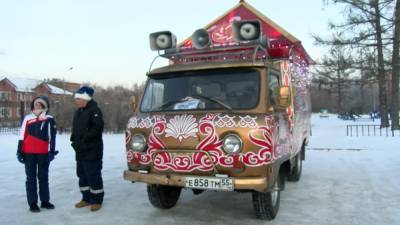 «Буханка» Деда Мороза дарит новогоднее настроение жителям Омска.