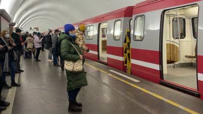 Петербуржцы пожаловались на сбой в движении на красной ветке метро