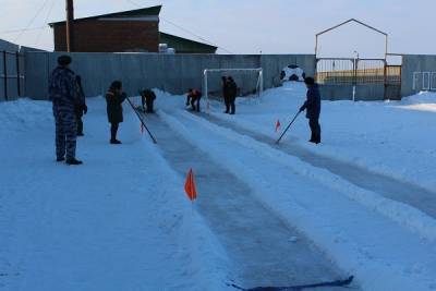 В новосибирской колонии-поселении прошли соревнования по керлингу
