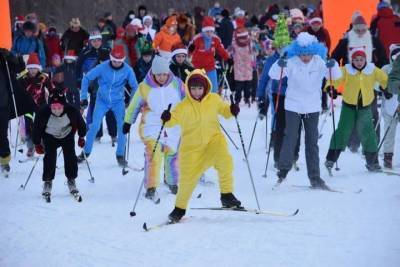 150 активных уфимцев поучаствовали в костюмированной лыжной гонке