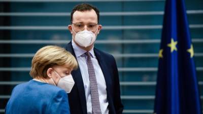 Абсурдное решение Меркель: Германия отказалась от 70 млн доз вакцины во вред себе