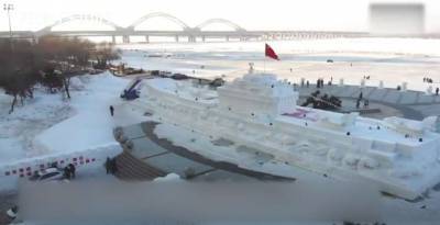 В Китае слепили 50-метровый авианосец из снега (видео)