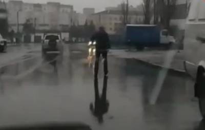 Киевлянин решил "отметить" Рождество на проезжей части, подвергнув водителей опасности: видео