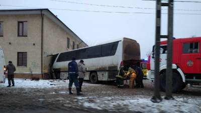 Автобус врезался в дом на востоке Подмосковья
