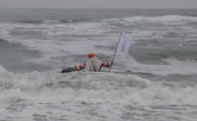 В Одессе Дед Мороз устроил заплыв в ледяной воде во время шторма: неожиданное видео