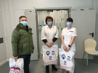 Медикам ковид-госпиталей в Башкирии вручили новогодние подарки