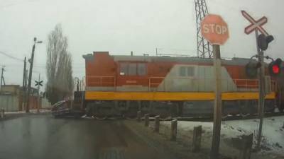 Поезд снес легковушку с нарушителем в Воронежской области. Видео