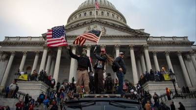 Нацгвардейцы дежурят у Капитолия в США после беспорядков — видео
