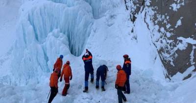 В России на Камчатке турист погиб во время обрушения льда на водопаде, еще четверо — в ловушке (фото, видео)