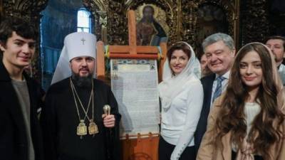 Два года назад Томос об автокефалии привезли в Украину - Порошенко поделился фотовоспоминанием