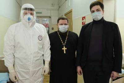 Митрополит Исидор поздравил персонал и пациентов смоленских больниц с Рождеством