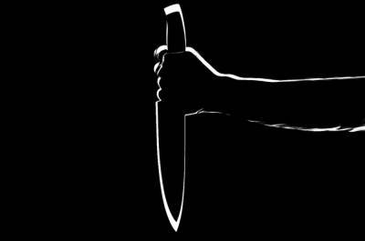 В Петербурге женщина открыла дверь квартиры молчаливому мужчине и получила удар ножом