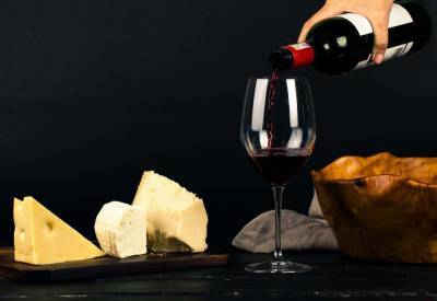 Ученые подтвердили пользу красного вина и сыра для мозга