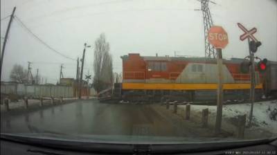 Поезд снес легковушку на переезде в Воронежской области: появилось видео