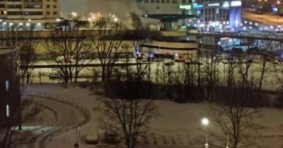 Автомобиль загорелся на подземной парковке в ТЦ "Авентура" на юге Москвы