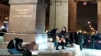 Дама в откровенном наряде устроила танцы у Казанского собора в Петербурге