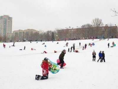 В Татарстане трехлетняя девочка погибла, катаясь с горки на снегокате