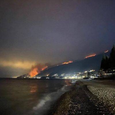 Огонь от лесных пожаров в Абхазии подступает к Гагре