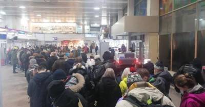 В аэропорту Мурманска нарушают COVID-ограничения