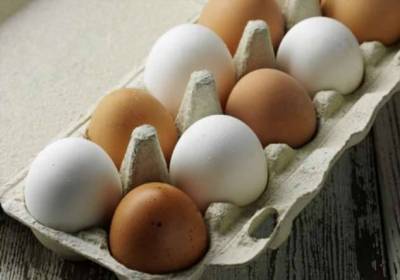 Какие яйца выбрать для новогодних салатов: белые или коричневые