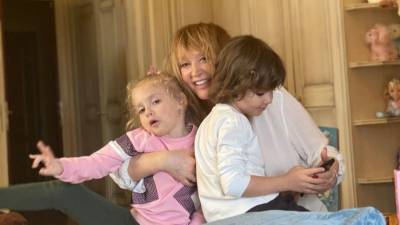 «Семья стриженая»: Галкин и Пугачева с детьми дружно сменили прически на Рождество