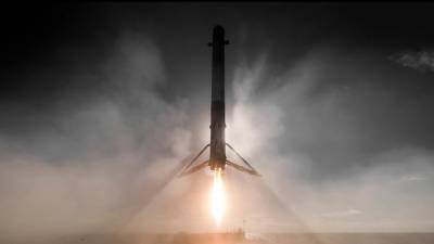 Первая ступень Falcon 9 успешно села на платформу в Атлантике