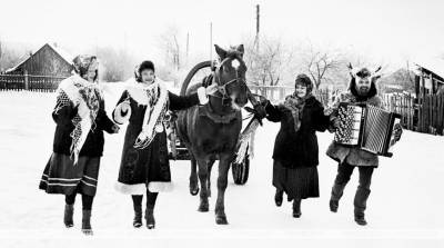 Коза, Дедок и колбаса – традиции и обычаи рождественских колядок в архивных фотографиях БЕЛТА