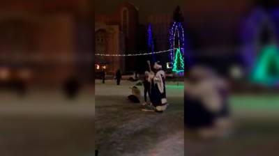 Воронежская полиция заинтересовалась избившим женщину на площади Дедом Морозом
