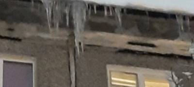 Сход снега и падение сосулек с крыш угрожает безопасности жителей Петрозаводска (ФОТО)