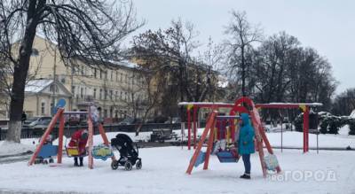 "Даже качели убрали!": на месте детских площадок в Ярославле паркуются авто