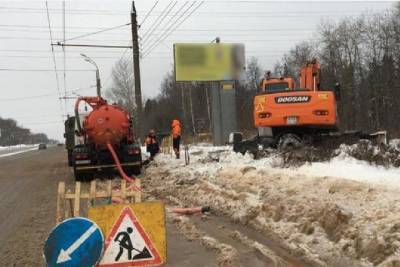 Последствия прорыва водопровода устраняют на Воткинском шоссе в Ижевске