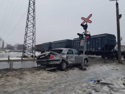 На видео попало, как поезд сносит «Волгу» на переезде в Воронежской области
