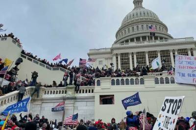 Штурм Капитолия в США: полиция заявила о пяти жертвах, а двое министров решили уволиться