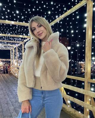 В одном халате: Леся Никитюк удивила странным фото со снеговиком