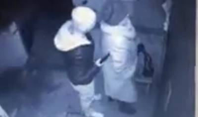Низкорослый грабитель бросается с ножом на харьковчан: в полиции просят помочь, детали