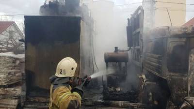 В Симферополе на одной из улиц сгорел груженый "КамАЗ"