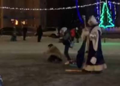 Бил при детях: Дед Мороз в Воронежской области ударил кулаком по лицу женщину