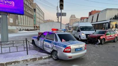 В Омске столкнулись такси и автомобиль ДПС. Видео