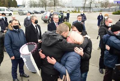 В Украину вернулись четыре моряка с танкера, задержанного в Ливии пять лет назад