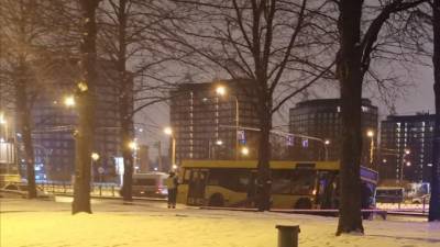 Автобус вылетел на газон и врезался в столб утром на Пискаревском проспекте - piter.tv - Санкт-Петербург - территория Ленсвет