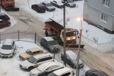 В Ярославле снегоуборочный грузовик застрял в нечищеном дворе