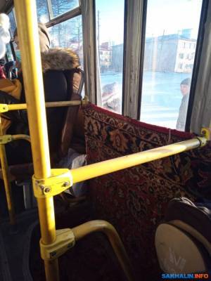 Водители автобусов Ноглики — Оха утеплили их пеной и ковром
