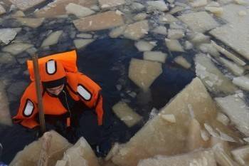 Двое рыбаков провалились под лед в Череповецком районе