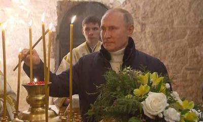Владимир Путин посетил рождественскую службу в храме без маски и перчаток