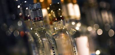 "Регулярно и чрезмерно". Онлайн-алкоголизм становится новым трендом Латвии