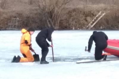 Родные надеются на чудо: на Харьковщине спасатели вторые сутки ищут человека на льду