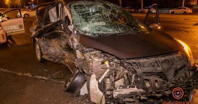 В Днепре столкнулись Mercedes и Renault: машины разбились вдребезги, двух пострадавших госпитализировали