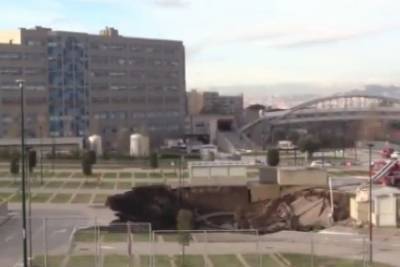 Мощный взрыв образовал гигантскую воронку возле ковидной больницы в Неаполе